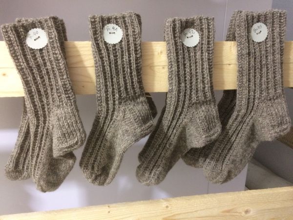 Schafwollsocken handgestrickt dunkel