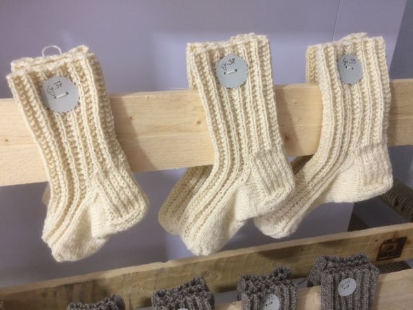 Schafwollsocken handgestrickt hell