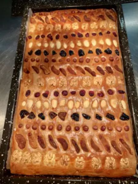 Bio Lebkuchen am Blech verziert mit Trockenfrüchten und Nüssen (€37,2/kg)