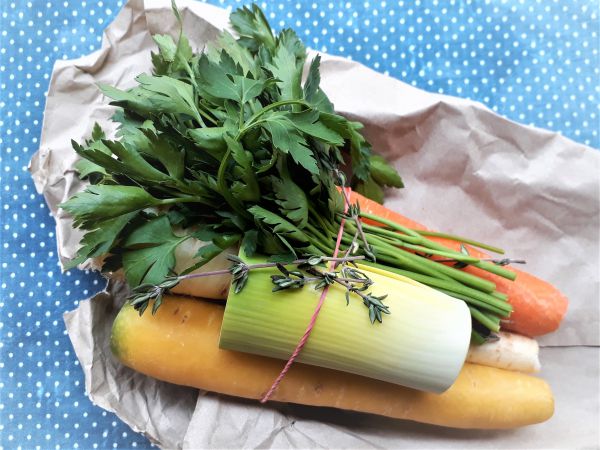Suppengrün mit Kräutern (Bund)