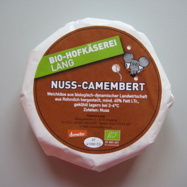 Camembert mit Nuss (2,90/100g)