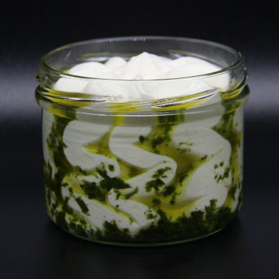 Weißes Glück auf grüner Wiese (Bio Ziegenfrischkäse)