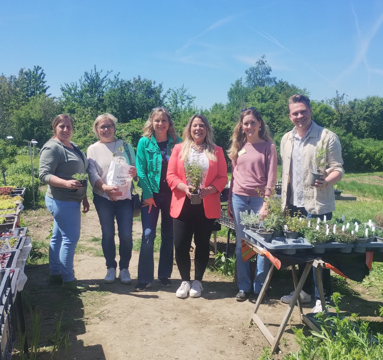Fairwurzelt-Team-im-Garten