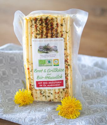 Brat- und Grillkäse mit Kräutern mariniert (€3,24/100g)