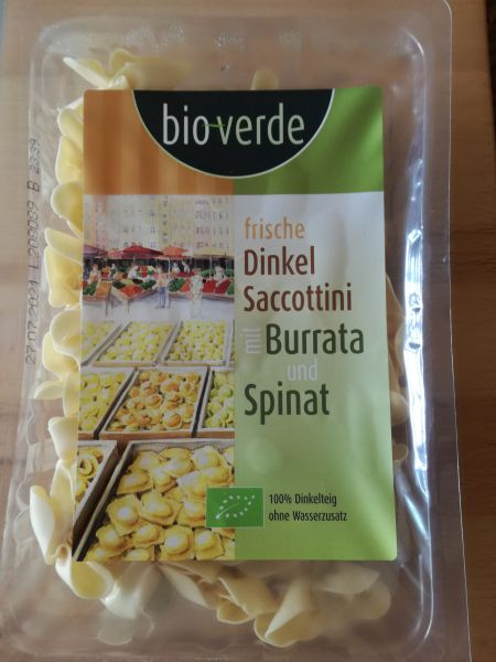 Frische Dinkel Saccottini mit Burrata und Spinat