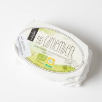 Camembert mit grünen Pfefferkörnern Camembert mit grünen Pfefferkörnern