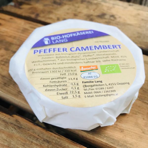 Camembert mit Pfeffer (24,90 €/kg)