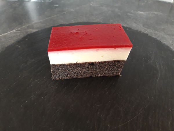 Mohn Joghurtschnitte mit Himbeerspiegel