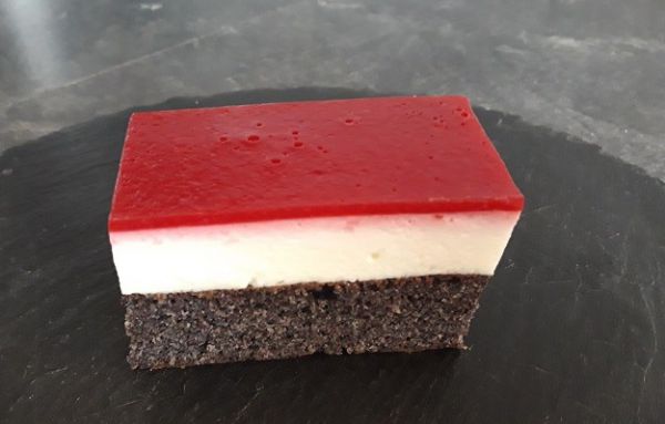 Mohn Joghurtschnitte mit Himbeerspiegel