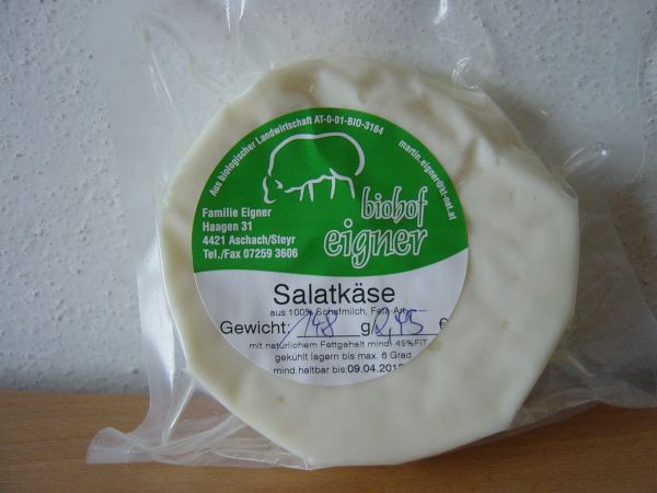 Salatkäse mit Kräuter in Öl