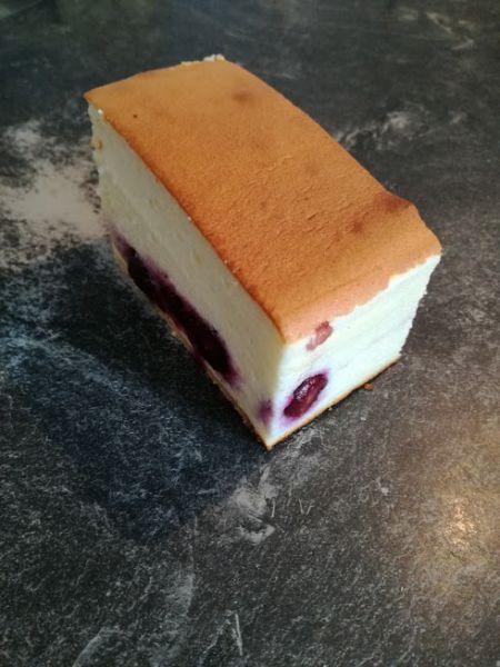 Topfenschnitte gebacken mit Heidelbeeren