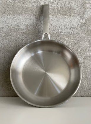 Edelstahlpfanne mit Kupferkern und Glasdeckel 28 cm