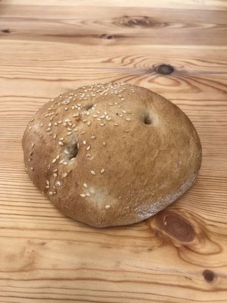 Burgerbrötchen mit Sesam (Dinkelvollwert)