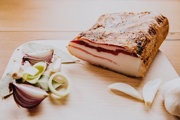 Bauchspeck im Ganzen ca. 200 g (€ 29,30/kg)
