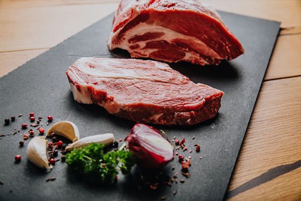 Schopfsteak mariniert geschnitten (€ 37,98/kg)