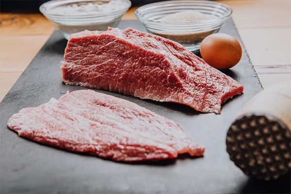 Schnitzel aus dem Fricandeau geschnitten (€ 33,50/kg)
